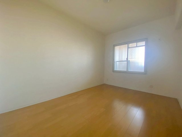 カルム伊丹緑ヶ丘の洋室|【約６.１帖のおへや】
プライベートな空間としてご活用いただけます！子ども部屋や書斎としてもご活用いただけます！