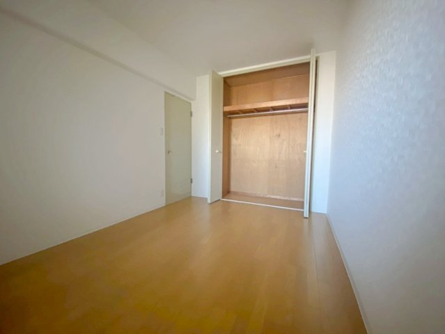 カルム伊丹緑ヶ丘の洋室|【約６.１帖のおへや】
木目の自然な模様や落ち着きある色味が、お部屋に温かみをもたらします。