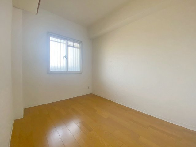 カルム伊丹緑ヶ丘の洋室|【約４.３帖のおへや】
家族それぞれに個室を確保できる4LDK。リモートワークや趣味部屋にも使える柔軟な間取りで、快適な暮らしが叶います。