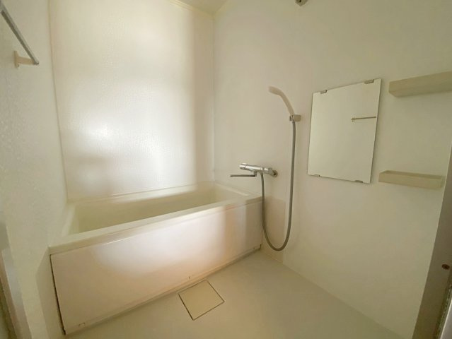 カルム伊丹緑ヶ丘の浴室|白を基調とした空間で１日の疲れを癒せるバスルーム！まったりバスタイムをお楽しみいただけます！