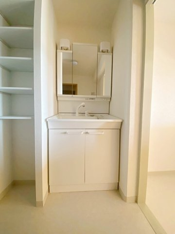 カルム伊丹緑ヶ丘の独立洗面台|ミラーキャビネットのため、メイク用品や洗顔小物などのスッキリお片付けが可能！また洗面横の棚にはタオルや洗剤などのストックも収納できちゃいます♪