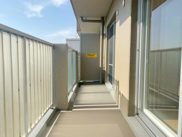 カルム伊丹緑ヶ丘のバルコニー|ポカポカ南向きに面したバルコニーです。お洗濯物が乾きやすいだけでなく、室内に太陽の光が差し込み陽だまり空間に♪