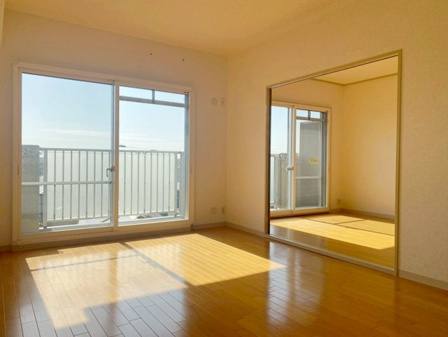 カルム伊丹緑ヶ丘の居間・リビング|【即入居＆即内覧ＯＫ！】
R５.９リフォーム済のおへや！
ご家族団らんの時間を楽しめるリビング！南向きのバルコニーから自然光が差し込みますね！