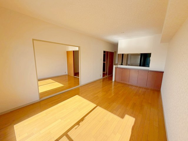 カルム伊丹緑ヶ丘の居間・リビング|家具配置のしやすい長方形のリビング！自然とご家族が集まりますね！リビングと面したおへやで遊ぶお子様の様子を見守りながらくつろげますね！