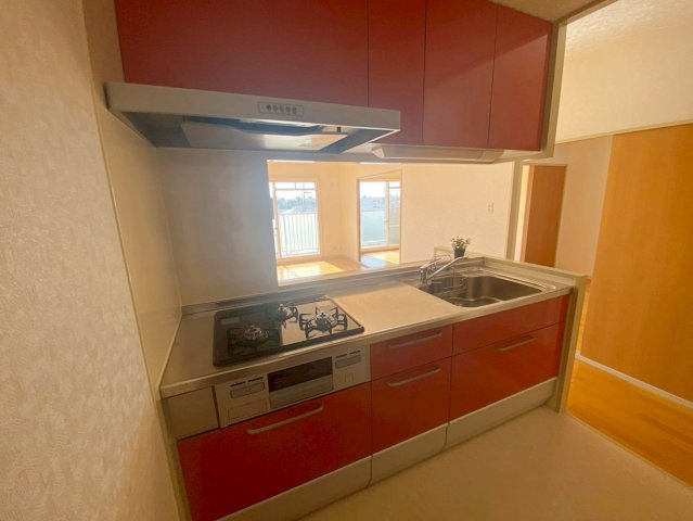 カルム伊丹緑ヶ丘のキッチン|キッチンからリビングを見渡せるため、お料理中でもお子様の様子を見守ることができますね！目を離さずに家事ができるので安心ですね！