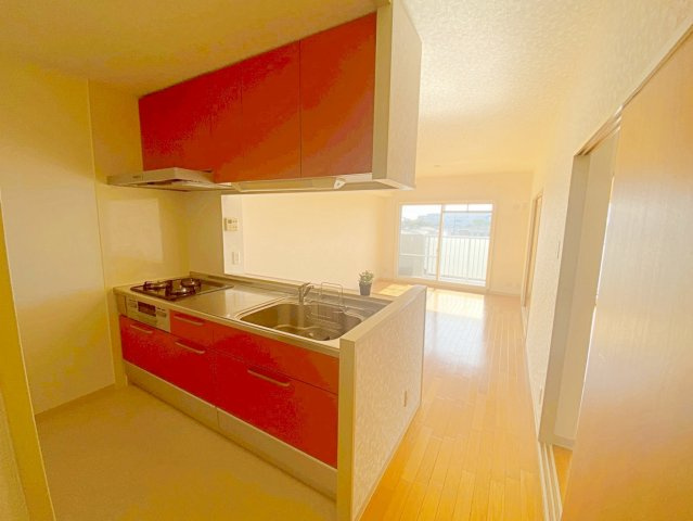 カルム伊丹緑ヶ丘のキッチン|使いやすさと収納力を両立したシステムキッチン。調理や片付けがスムーズに進み、家事効率を高めながら毎日の暮らしを快適にしてくれる空間です!