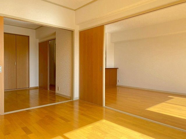 カルム伊丹緑ヶ丘の洋室|【約６帖のおへや】
隣の洋室扉を開放すれば、リビングと空間が繋がりお子様が過ごす様子を見守ることができますね！