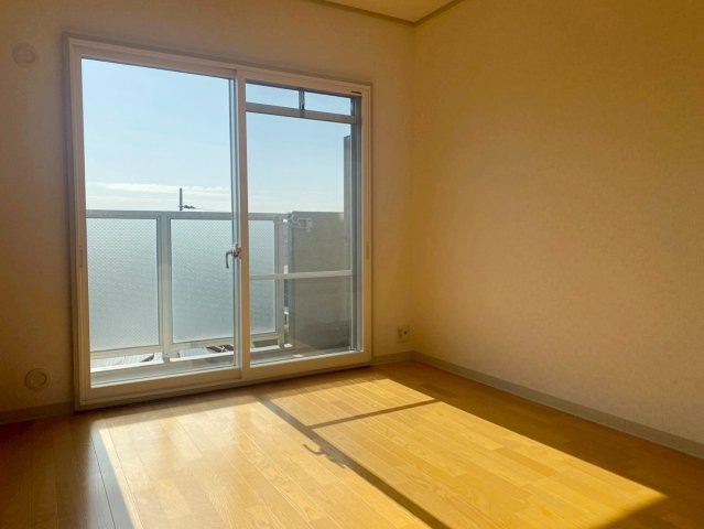 カルム伊丹緑ヶ丘の洋室|【約６帖のおへや】
約６帖のおへやと約４.５帖のおへやの扉を開けて、約９.５帖の一室にすることもできますね！来客時や家族団らんスペースなど、用途に応じて使い分けも♪