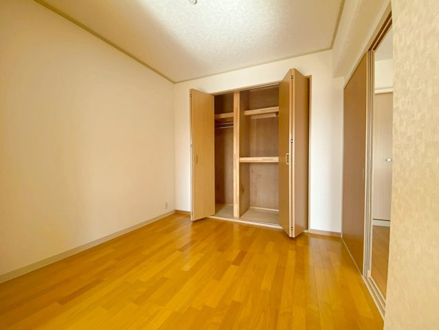 カルム伊丹緑ヶ丘の洋室|【約４.５帖のおへや】
物入２カ所ございます！収納ボックスなどで分けると整理整頓がしやすいですね！