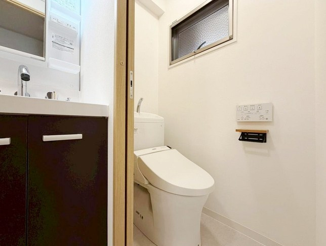 温水洗浄便座付トイレは温水洗浄機能により、暖かい水でおしりを洗浄することができ、冷たい水を使う従来の便座に比べ、温水洗浄機能で暖かいトイレを提供し、快適な使用を可能にします。