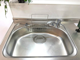 大きなシンクでお鍋などの大きな調理器具を洗う際にも便利です。
