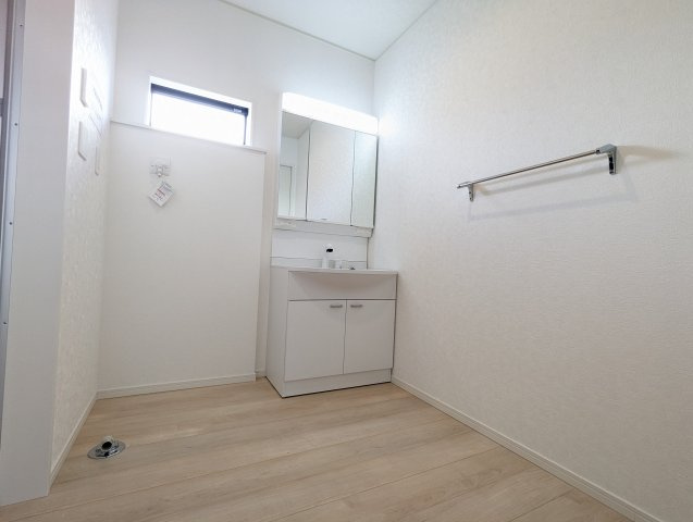 高萩市高浜　第2の収納|広々脱衣スペース！毎朝おしゃれに忙しい女性の方にうれしいポイントです！