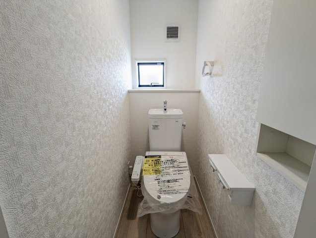 高萩市高浜町　第2のトイレ|窓がついており、いつでも快適な空間に！ゆっくりとお一人時間をお過ごしください