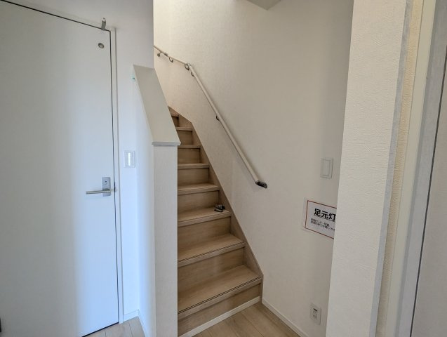 高萩市高浜　第2の内装|窓付きの階段は明るく、手すり付きで小さなお子様でも安心です