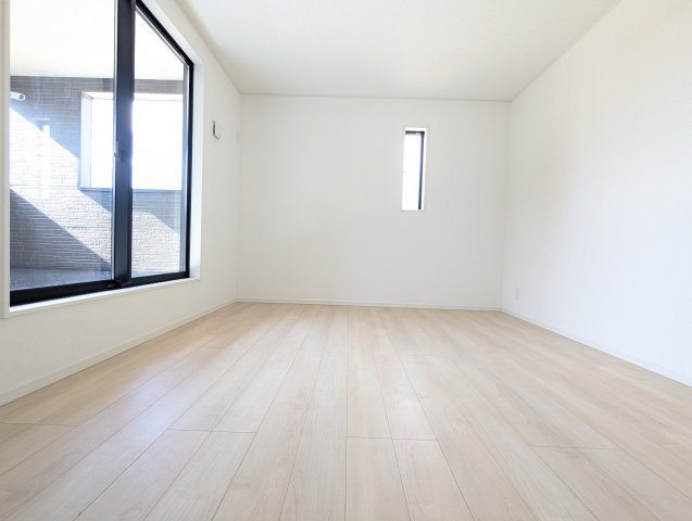 高萩市高浜　第2の洋室|バルコニーに面した明るい洋室です。採光・通風が良く毎朝気持ち良く起床ができ・・日中も日差しが降り注ぐ～暖かいお部屋です
