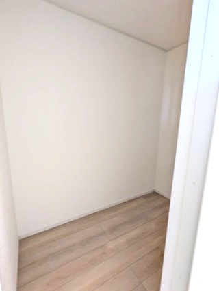 高萩市高浜町　第2の収納|ウォークインクローゼットには衣類だけでなく、趣味のグッズもたっぷり収納できます