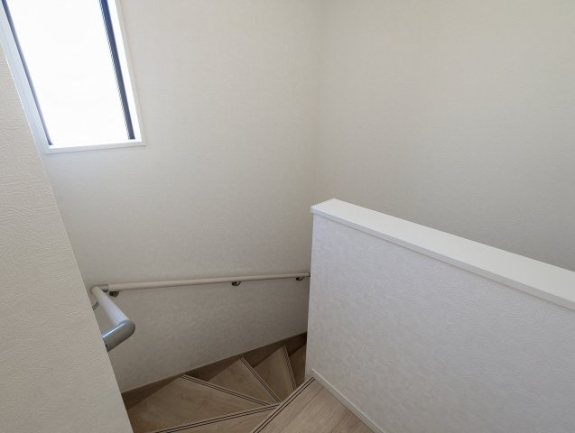 高萩市高浜町　第2の収納|窓付きの階段は明るく、手すり付きで小さなお子様でも安心です