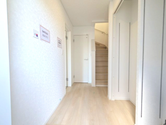 高萩市高浜町　第2の玄関|白を基調とした明るく清潔感のある玄関です