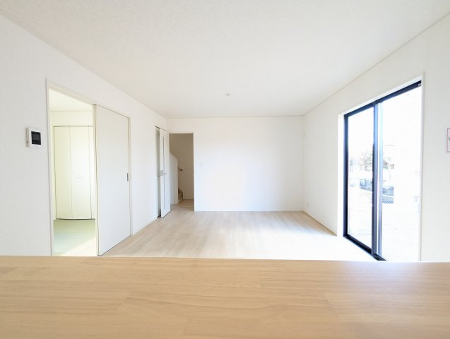 高萩市高浜　第2の居間・リビング|キッチンから見たリビングです。リビングは家族皆が集まる場所～家族会議からお子様の日々の成長を感じられる場所です