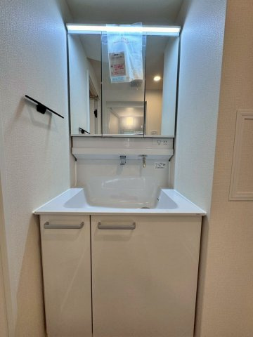 イトーピア中之島パークサイドの独立洗面台|明るくワイドな三面鏡付きの洗面化粧台。