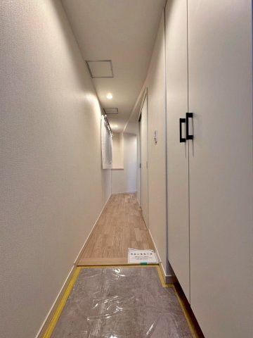 イトーピア中之島パークサイドの玄関|玄関にも窓があり、風通しの良いお部屋です！