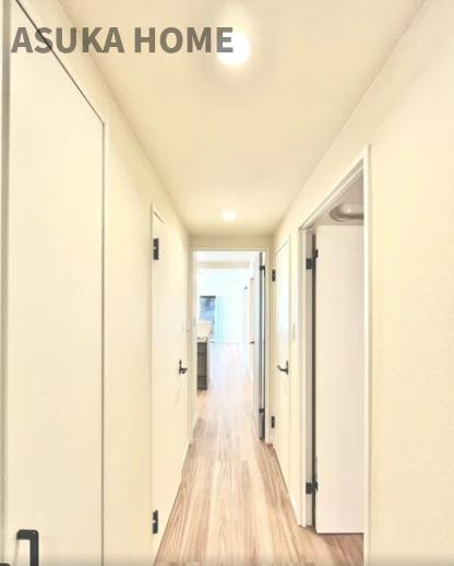 ライオンズマンション二俣川のその他|暗くなりがちな廊下も白を基調としている素材にしているので明るい印象になっています。