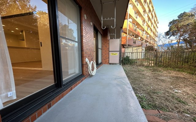 ライオンズマンション二俣川のバルコニー|南東向きで陽当りの良いテラスは、風通りも良く洗濯物の渇きも早く家事の時短にもなりますよ。