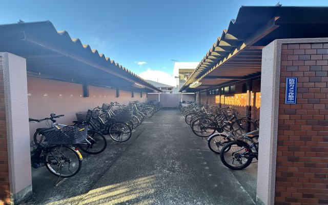 ライオンズマンション二俣川の駐輪場|整理された使いやすい駐輪場です。
屋根付きの駐輪スペースを完備♪