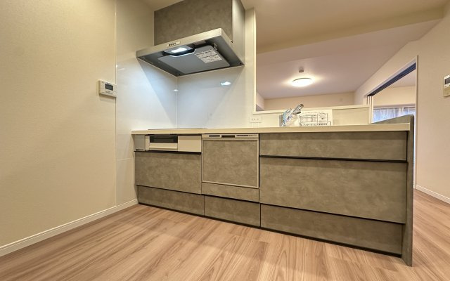 ライオンズマンション二俣川のキッチン|システムキッチンはマーブル調のストーンタイプの面材を採用！おしゃれな雰囲気に仕上がってますね。