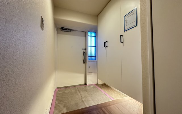 ライオンズマンション二俣川の玄関|収納もたっぷり入るシューズインクローゼットが特徴の明るい玄関です。