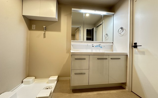 ライオンズマンション二俣川の独立洗面台|収納力がある広い洗面化粧台。タオルなどは勿論ちょっとした家電なども入れる事が出来るのが嬉しいですね。