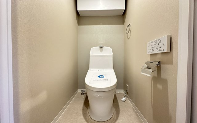 ライオンズマンション二俣川のトイレ|吊戸棚があるのでトイレ周りの小物もしまえるので、スッキリしたトイレスペースを維持できそうですね。