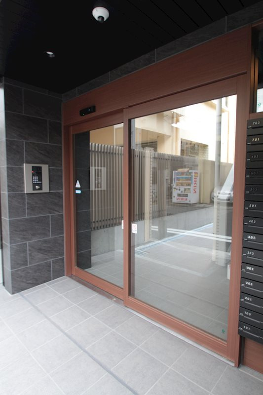 アークヒルズ横浜英町のエントランス