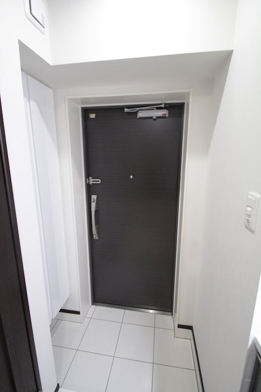 アークヒルズ横浜英町の玄関