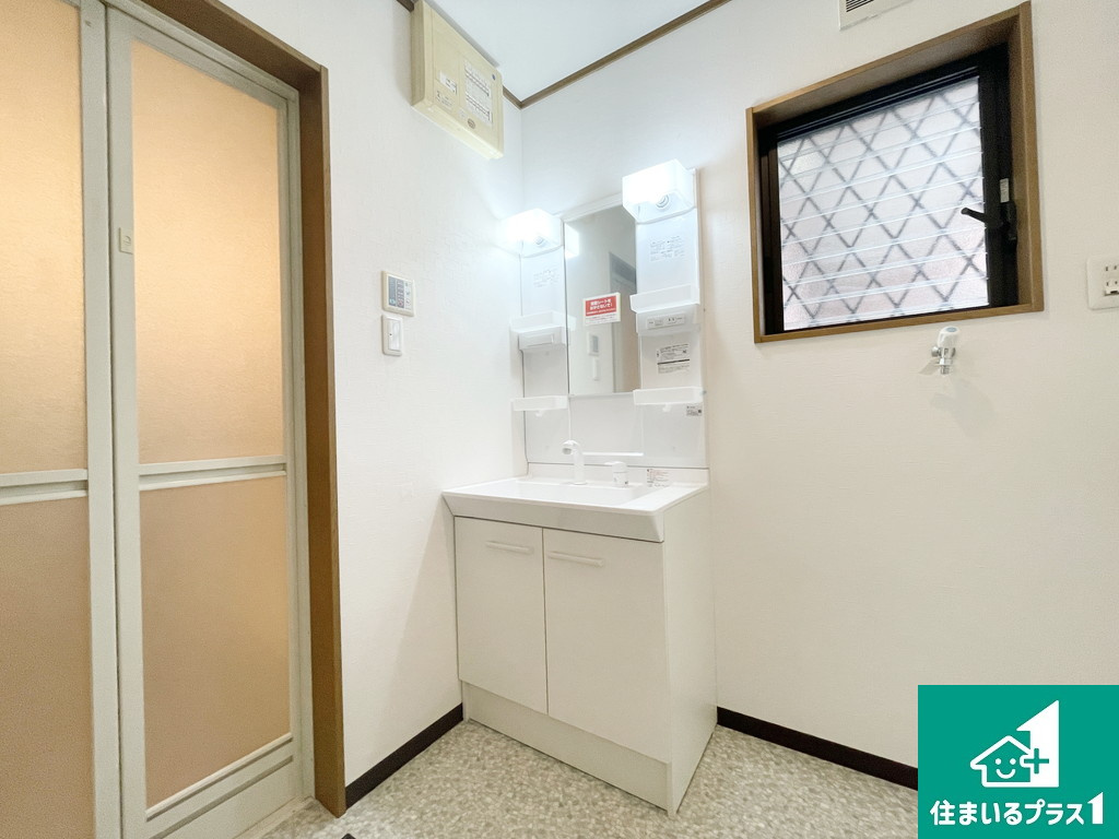 堺市西区神野町　中古一戸建ての独立洗面台