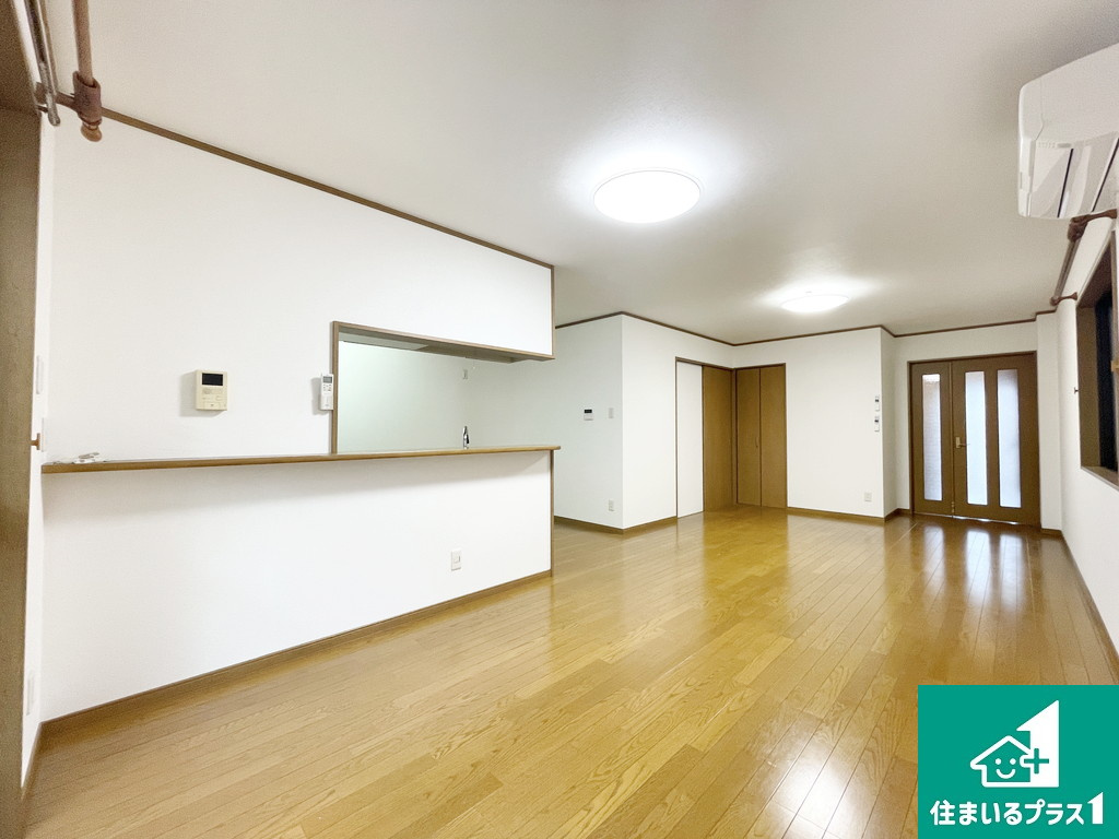 堺市西区神野町　中古一戸建ての居間・リビング