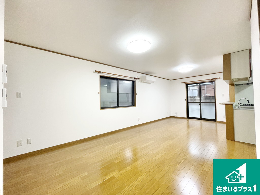 堺市西区神野町　中古一戸建ての居間・リビング