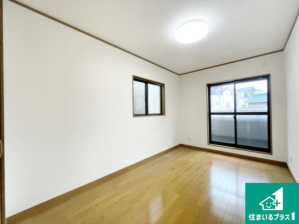 堺市西区神野町　中古一戸建ての洋室