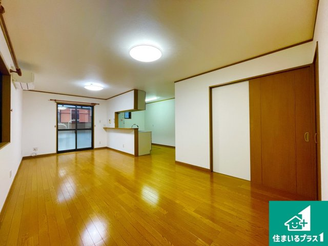 堺市西区神野町　中古一戸建ての居間・リビング