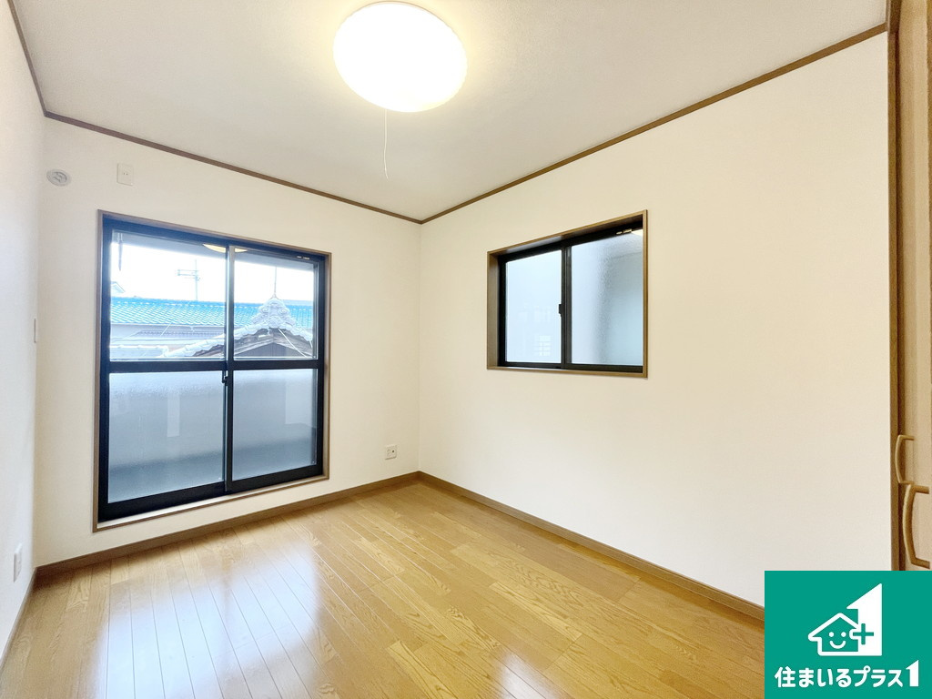 堺市西区神野町　中古一戸建ての洋室