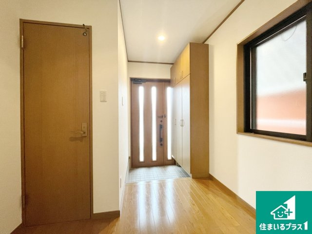 堺市西区神野町　中古一戸建ての玄関