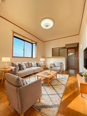 アルティスタＦ棟の居間・リビング|本画像はAIのCG作成イメージであり実際に現地に家具は置かれていません。