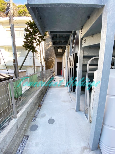 横須賀市汐入町２丁目のアパートのエントランス