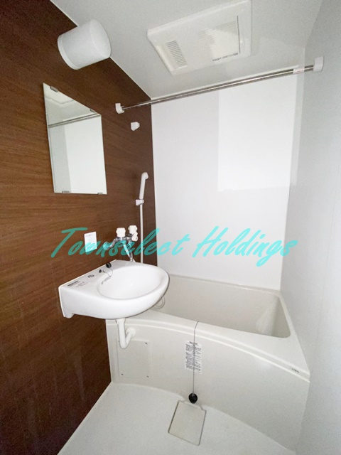 横須賀市汐入町２丁目のアパートの浴室|浴室乾燥機・洗面台付き