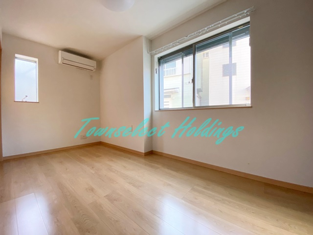 横須賀市汐入町２丁目のアパートの居間・リビング|二面採光の明るいリビング