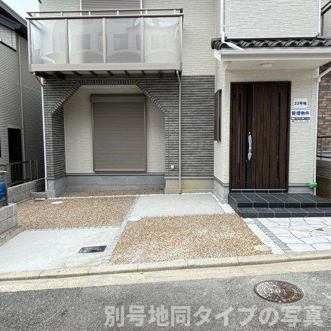 太秦緑ヶ丘戸建のエントランス