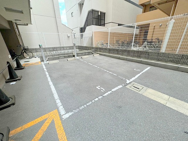 CITY SPIRE十三東の駐車場