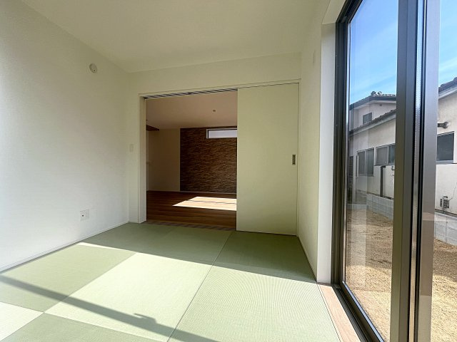 新築戸建・新築建売　福島市笹木野字南中谷地　野田小・野田中の和室|リビングから見守ることができる和室は陽当たりが良く気持ちの良い空間です！