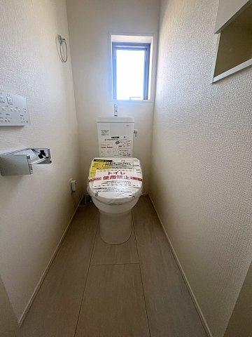 新築戸建・新築建売　福島市笹木野字南中谷地　野田小・野田中のトイレ|白を基調とした清潔感のある空間です！小窓がついているので簡単に換気が可能！