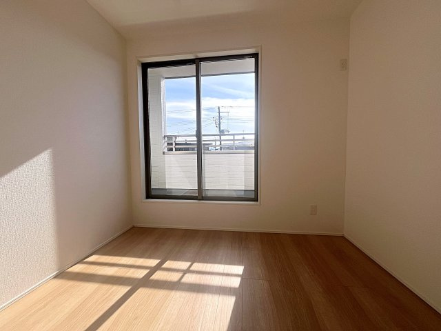 新築戸建・新築建売　福島市笹木野字南中谷地　野田小・野田中の洋室|南西側の5.2帖の洋室はバルコニーに面しており大きな窓から太陽の日差しが入る明るいお部屋です！